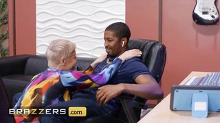 Brazzers - Busty MILF Ryan Keely knows how to Handle Big Black Cocks