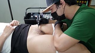 Tattoo Artist seduce and fucked his client Girl while Creampie