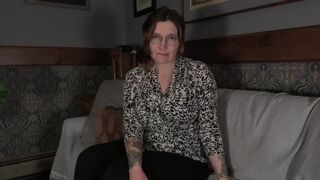 Bettie Bondage - Mom’s Distracting Pregnant Body