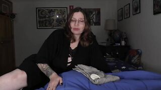 Bettie Bondage - Mom’s Distracting Pregnant Body